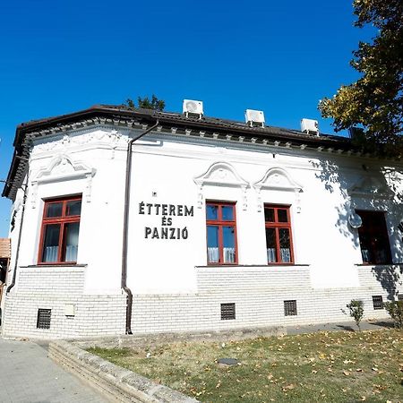 Nyíregyháza Un Pizzico Di Italiano Etterem Es Panzio B&B 외부 사진